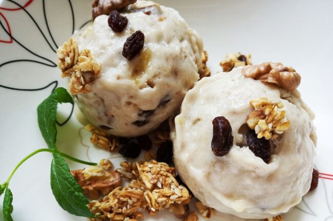 Cztery najlepsze przepisy na domowe lody bananowe i jak zrobić wegański karmel?